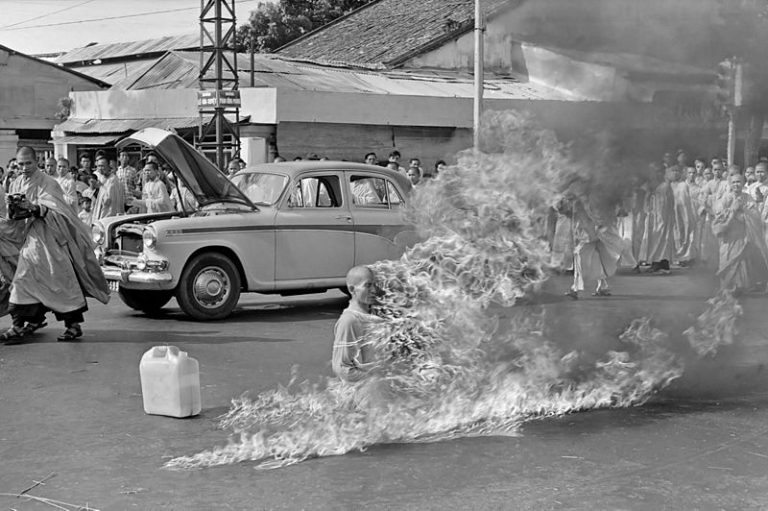 A crisis begins with Civil Disobedience-Thích_Quảng_Đức_self-immolation