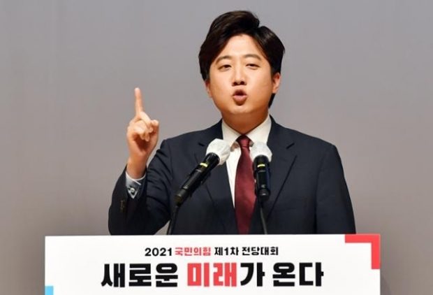 Photo of Lee Jun-Seok Phenomenon: Time to change or the current two-party system will crumble down completely