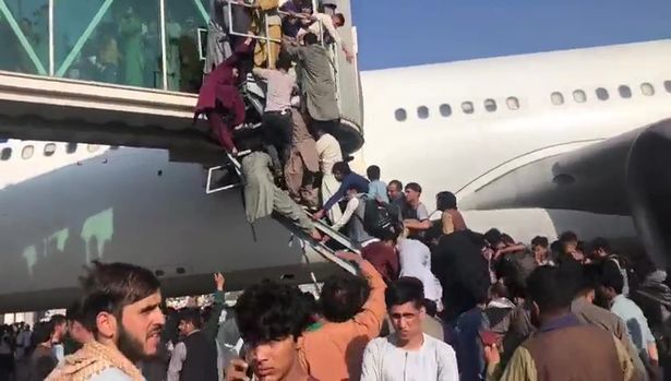 0_People-try-to-board-planes-at-Kabul-airport-as-Taliban-take-control