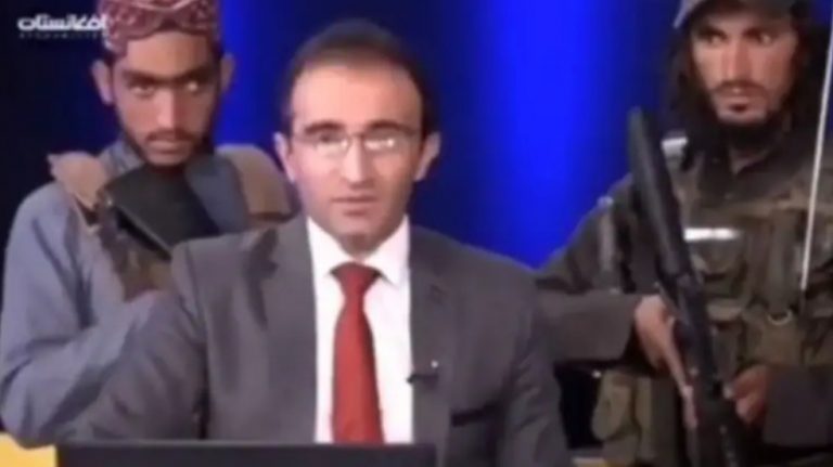 Afghanistan:  TV anchor forced to praise Taliban with armed men behind