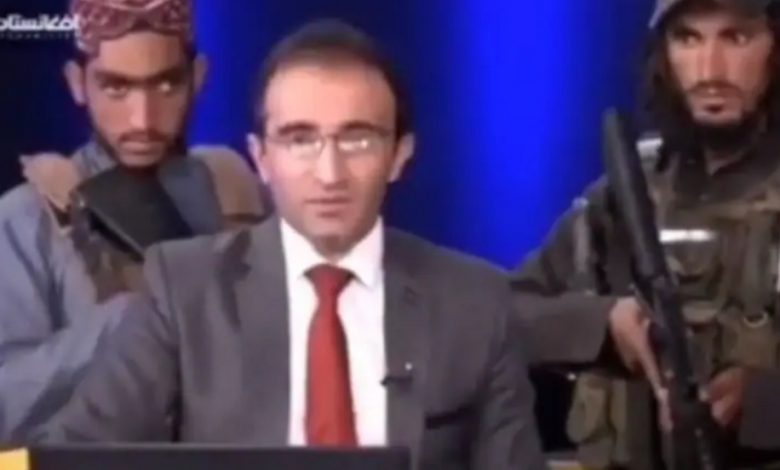 Photo of Afghanistan:  TV anchor forced to praise Taliban with armed men behind