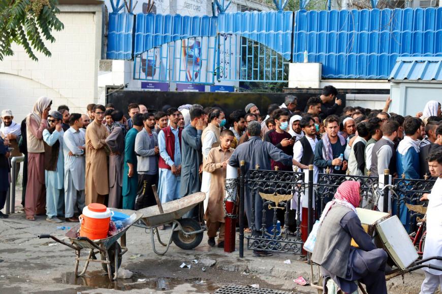 Afghanistan-crisis-queues-bank-