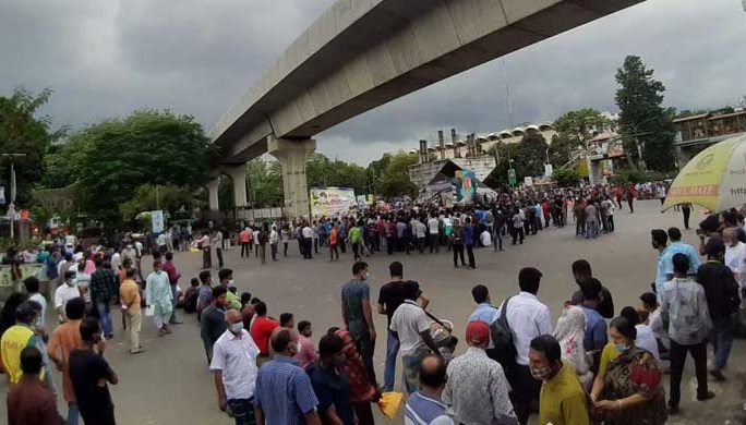 Dhaka University students block roads against attacks on Hindus