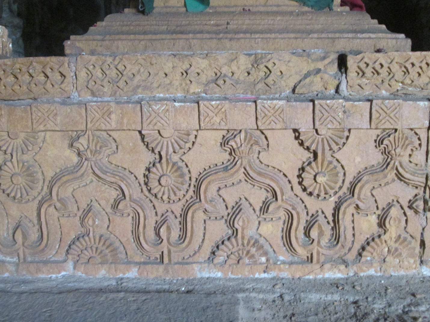 Burfat-Tombs-Decorative-Sindh-Courier