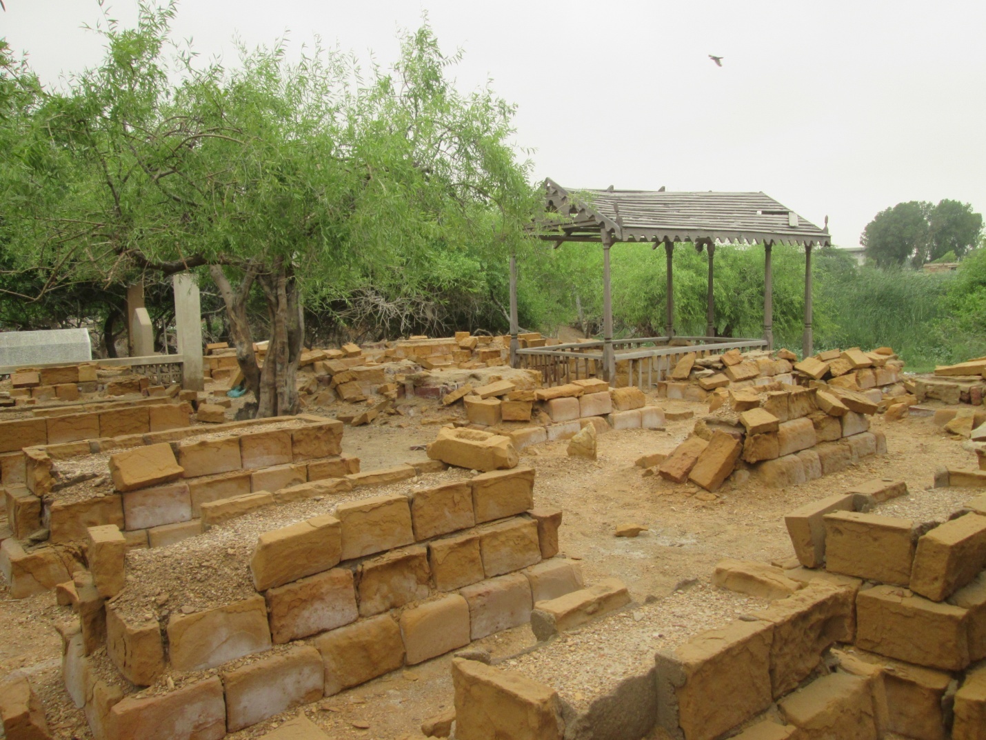 Burfat-Tombs-graves-Sindh-Courier