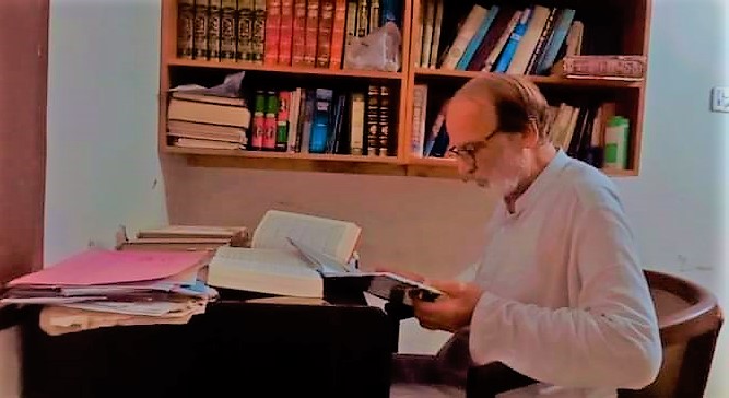 Anwarddin Narai in his Study - Sindh Courier