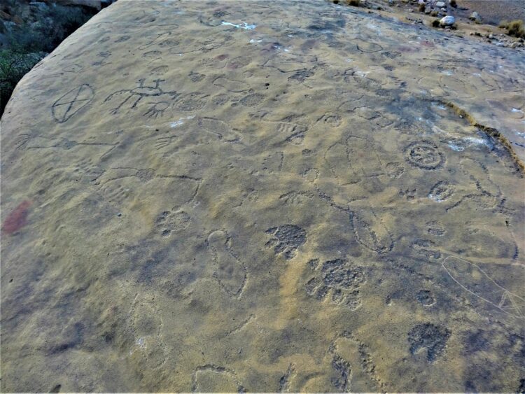 5-Feline-track-and-shoe-petroglyphs-at-Lahut-Tar-Mol-Valley-750x563