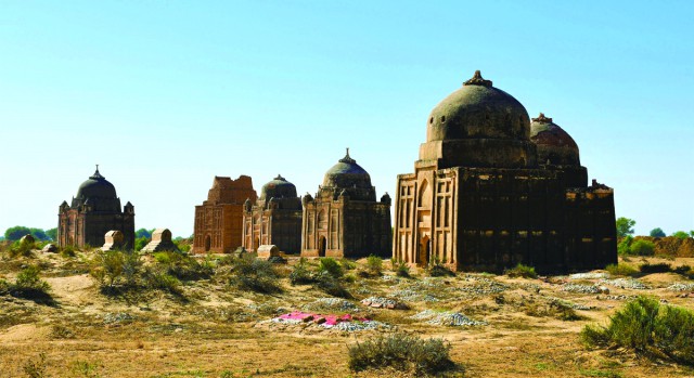Husnani-Chandia-tombs-near-Gebi-Dero
