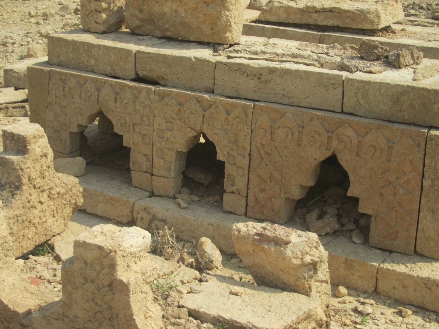 09 aesthetically carved arches on slabs of Graves - Sindh Courier