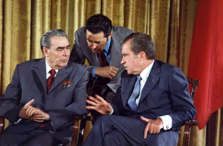 Leonid_Brezhnev_and_Richard_Nixon_talks_in_1973