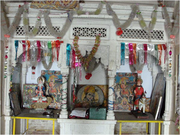 Sadh- Belo - Figurines of Jhulelal on the left and Rama Pir on the right at the Jhulelal temple