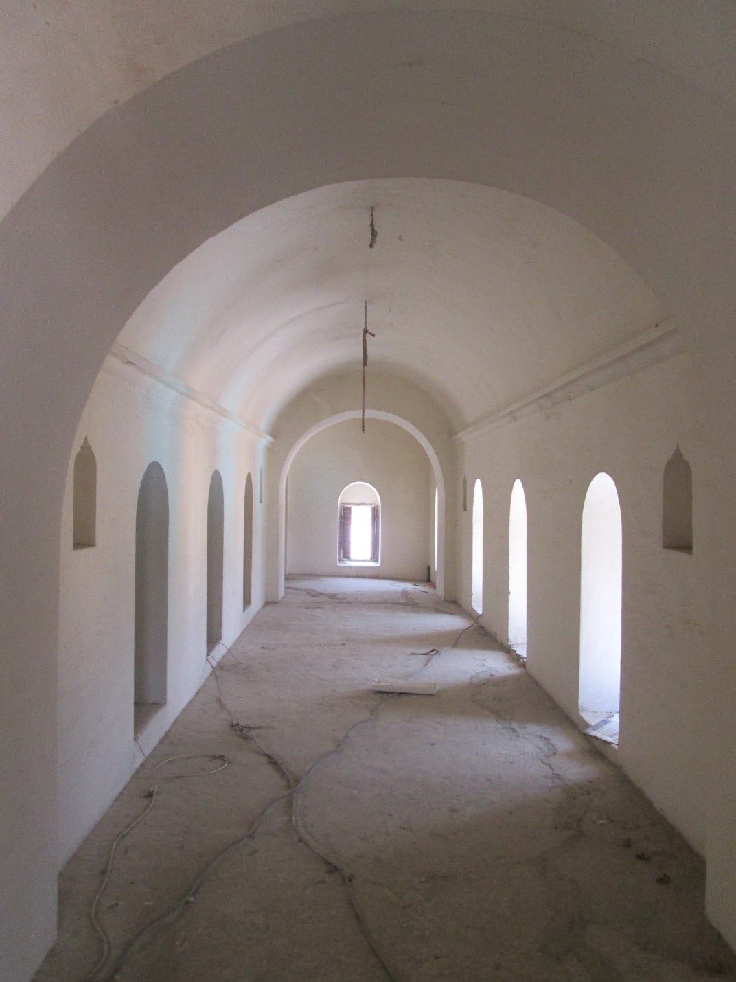 White-washed First Floor Hallway of Darbar Sahib Halani - Sindh Courier