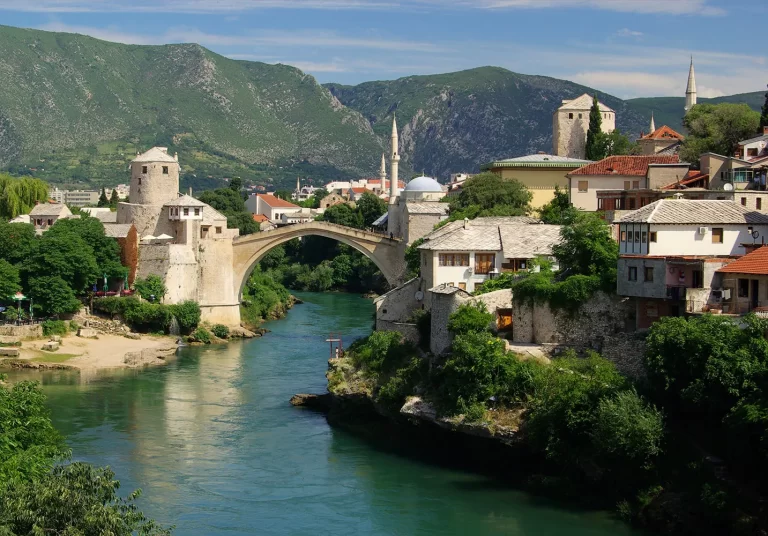 bridge-Neretva-River-Bosnia-and-Herzegovina-Mostar-1993