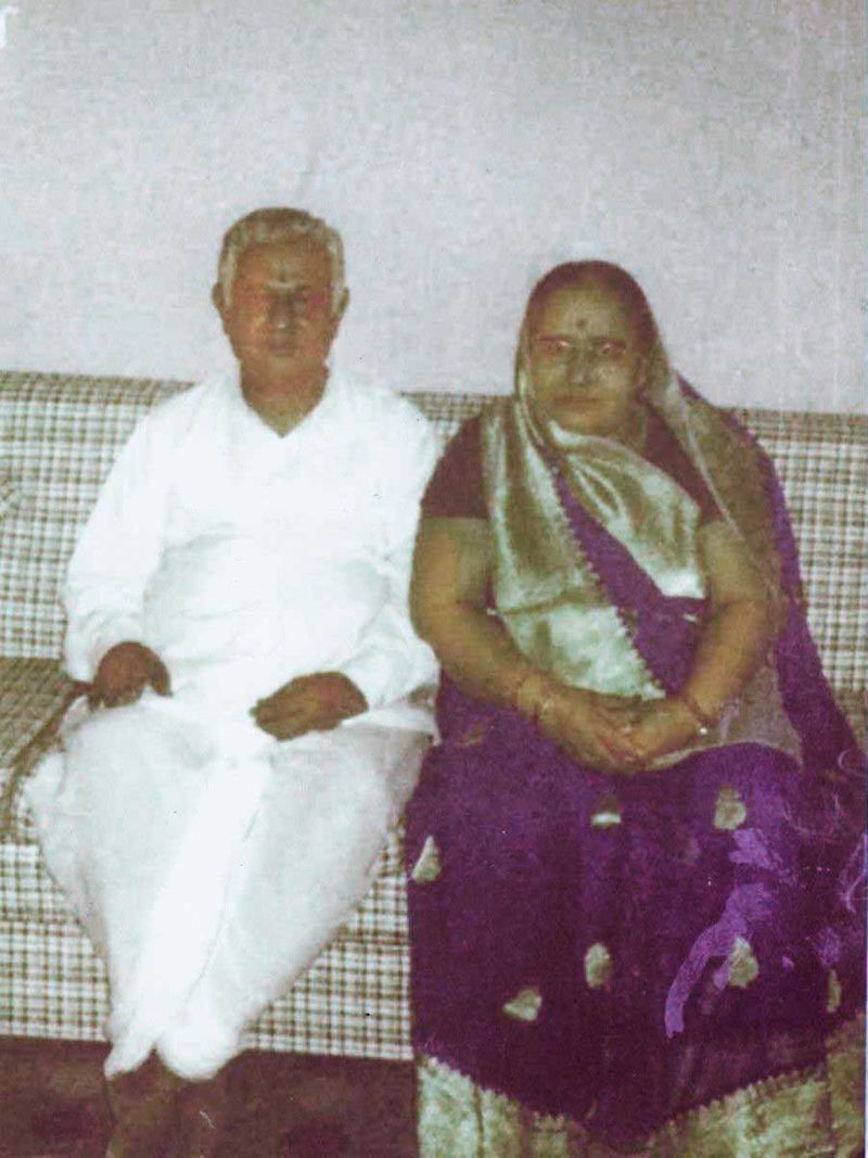 Uttamchand Bhatia with Savitri Devi Bhatia family