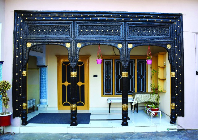 Wooden-arched-entrance-to-a-haveli-in-Pindigheb