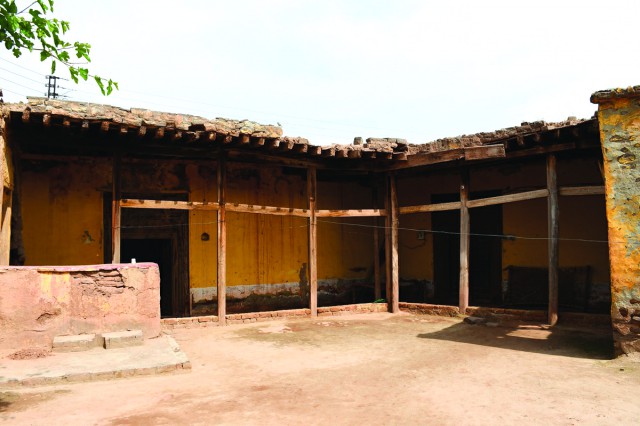 Dilapidated haveli in Saghri