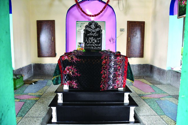 Grave of Baba Kali Sarhi Wali Sarkar in Saghri