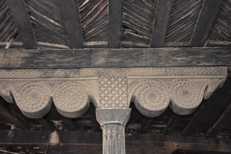4.-Pillar-with-double-voluted-bracket-capital-750x500