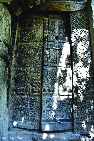 A-decorative-door-in-Thor-Kot-mosque