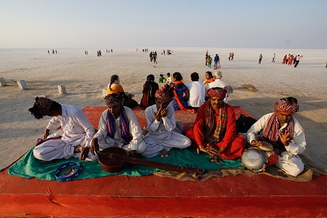 Musicians perform in the open on the salt desert of Kutch. Photo by DHEERAJ PAUL.