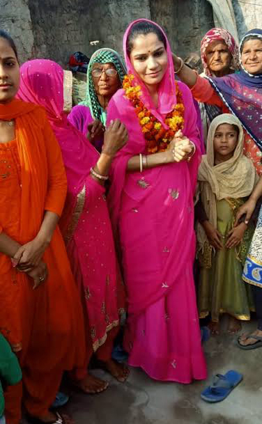 indo-pak-family-neeta-kanwar-celebrating-her-victory-with-the-women-of-her-village-e1615623407840