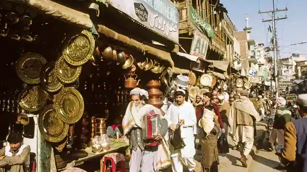 Brass and copper stores in Qissa Khwani Bazaar in Peshawar -Alamy