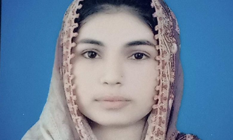 Photo of Poverty becomes a barrier for a Darawar girl’s education in Sindh