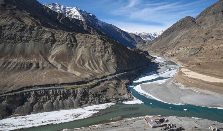 Himalayas-Confluence-of-Indus-and-Zanskar-Rivers-1400x822