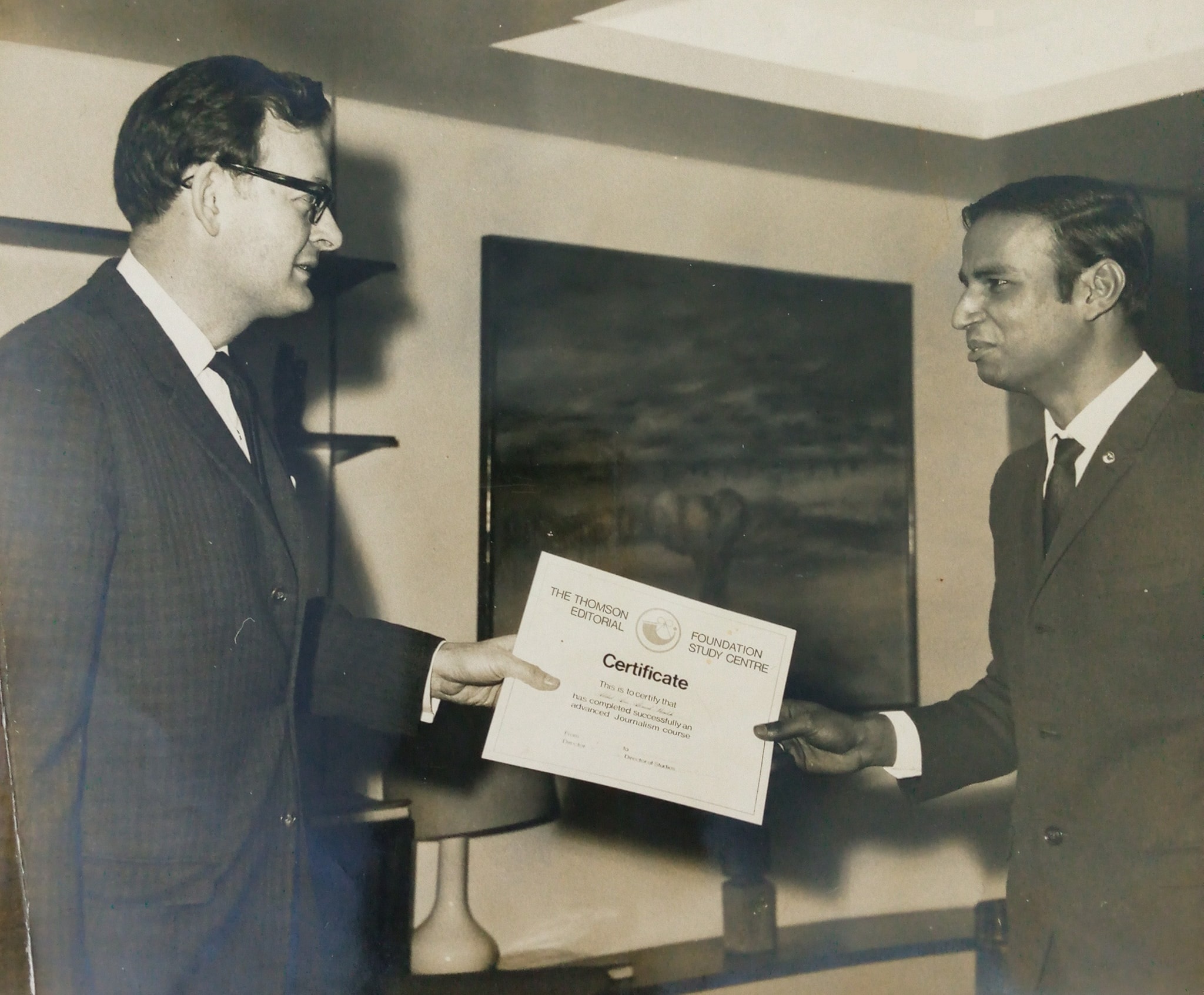 London, 1968, Receiving the degree of Journalism from Thomas University of Journalism