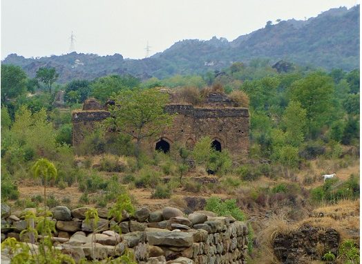 Eastern-view-of-Mai-Qamro-mosque