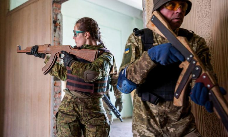 Ukraine-women-soldier-peace