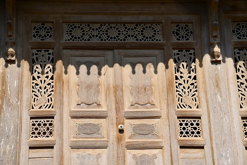 Fretwork on the facade of a Maari in Khaman village