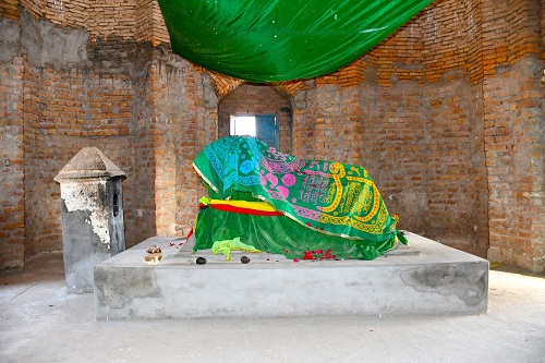 Grave of Khwaja Pir Fida Mohiuddin at Pir Goth