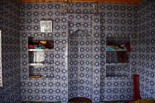 Interior-view-of-Juneja-Mosque-near-Amrot-Sharif