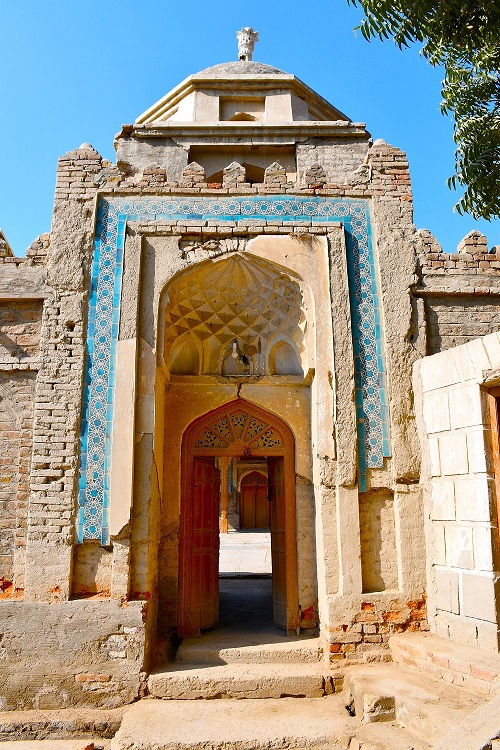 Main-entrance-to-Masti-Khna-Jamia-mosque-Amrot-Sharif
