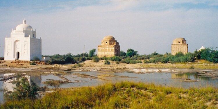 Tombs-of-Thaheem-nobles-near-Dakhan-in-Garhi-Yasin-taluka.1-750x375