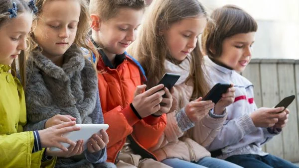 an-age-by-age-guide-for-when-your-kid-should-get-a-smartphone
