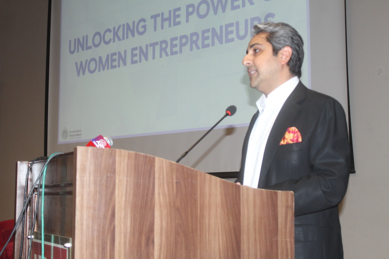 Syed Qasim Naveed speaking at Summit