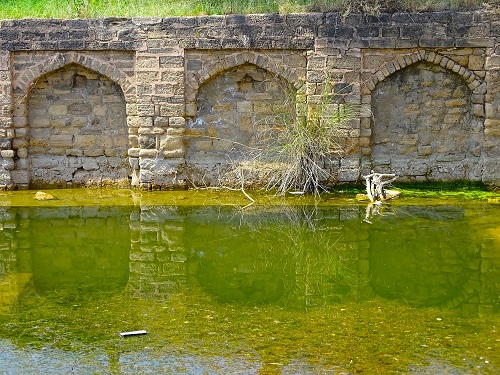 A-wall-of-historical-Baoli-of-Bhagpur