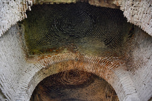 Domed-ceilings-of-the-main-portal-of-Sarai-Pakka