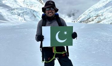 Photo of Asad Memon becomes Sindh’s 1st mountaineer to climb Mount Everest