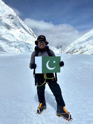 Asad Memon becomes Sindh’s 1st mountaineer to climb Mount Everest