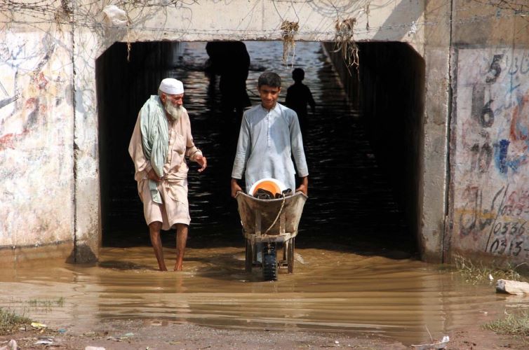 20220909_Pakistan-floods-wheelbarrow-decolonise-water_Owais-Aslam-Ali_Alamy_2JWEJFX_HERO-1400x928
