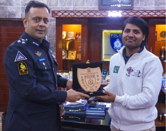 Mountaineer Asad Memon honored by Sindh Special Security Unit