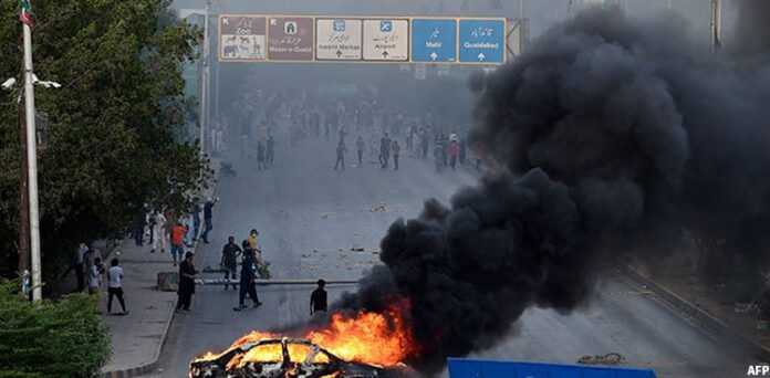 May-9-riots-Karachi-1-696x342