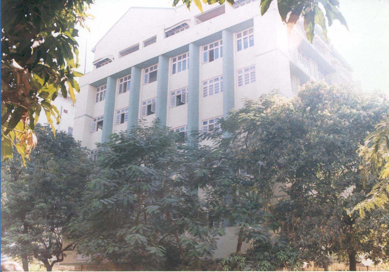 1280px-Kishinchand_Chellaram_College_building