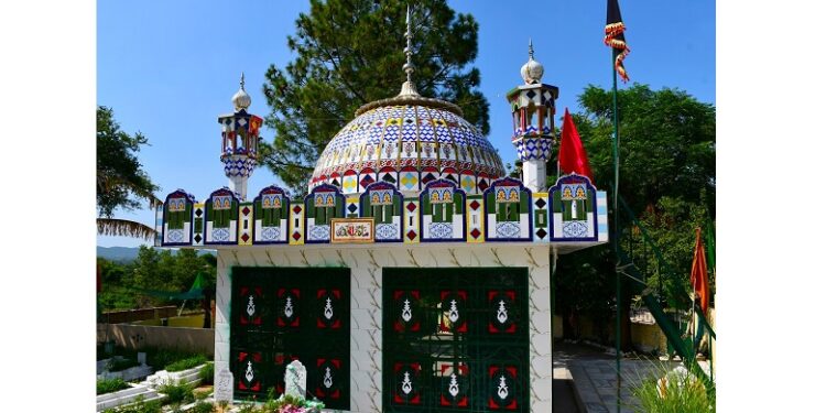 Shrine-of-Khalifa-Fatehuddin-Majzub-Barqandazi-at-Pind-Bainso-750x375