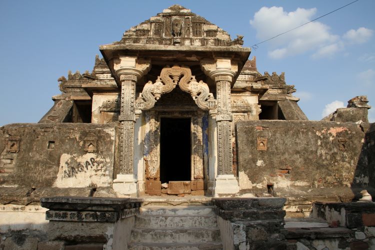 Jain_Temple_Nagarparkar_by_smn121-13 Wikimedia commons