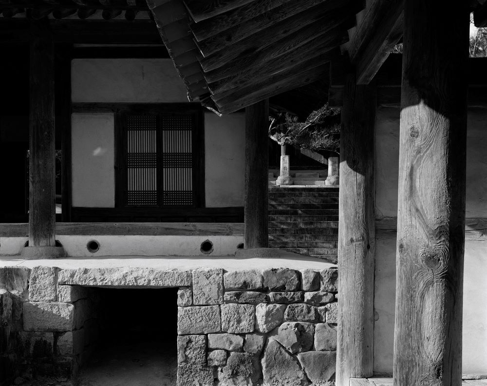 Koreas-shadows-Byeongsanseowon-architectural-review-03