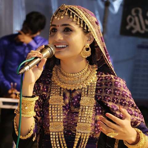 Geeta-Rabari-during-a-stage-performance-in-Jamnagar